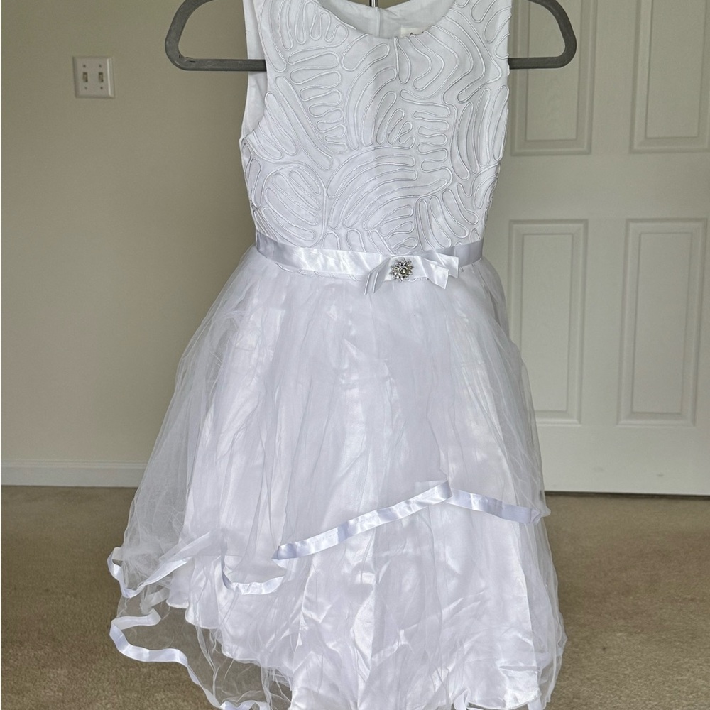 Elegant White Sleeveless Dress